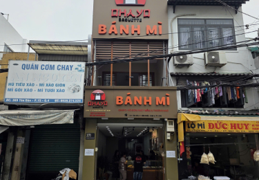 Tiệm bánh mì mới mở nhưng cực đắt khách tại quận 4